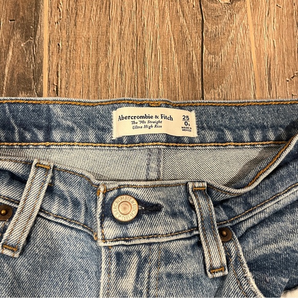 ❌SOLD❌ Abercrombie & Fitch | 90s Straight Ultra High Rise (Short) - Picture 4 of 5